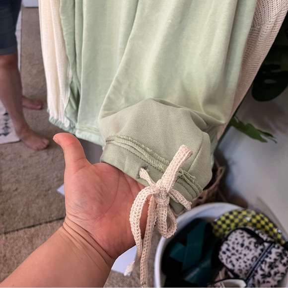 ✨ Urban Outfitters Sage Green & Cream Mesh Pullover Sz L | Lightweight Top - Picture 10 of 11